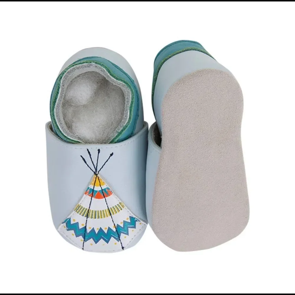 The baby boy all leather soft sole slippers are made from comfortable leather